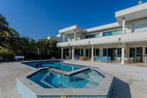 Mansão com piscina próximo à Praia Tabatinga